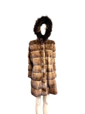 le mannequin porte un manteau de fourrure à capuche