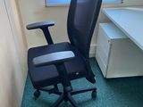 une chaise de bureau noire placée devant un bureau