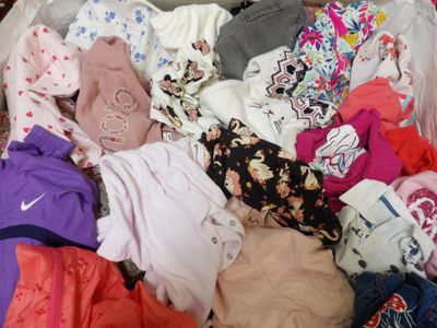 une pile de vêtements posée sur le sol