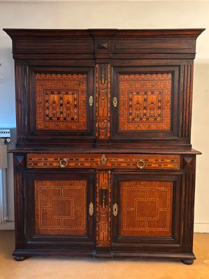 Buffet deux corps en bois de placage à décor en marquèterie …