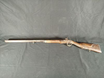 un fusil au canon en bois sur fond noir