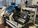 une machine posée sur une table dans une pièce
