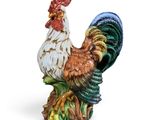une figurine représentant un coq perché sur une souche d'arbre