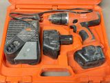 une trousse à outils dans un coffret en plastique posée sur une table