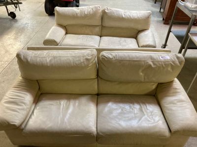 Paire de canapés en cuir crème.