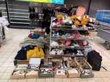 de nombreuses boîtes de vêtements posées par terre dans un magasin