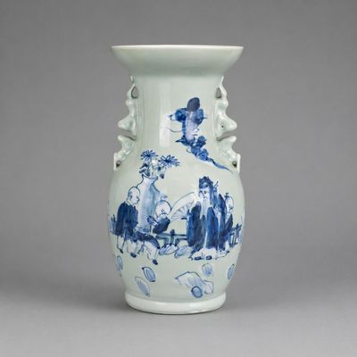 CHINE Vase balustre en porcelaine émaillée bleu et blanc, su…