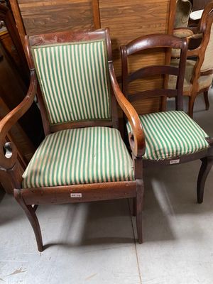 Paire de FAUTEUILS en bois naturel à accotoirs en crosse.