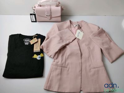 un manteau rose et une chemise noire à côté d'un sac à main rose