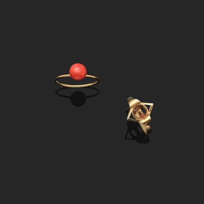 deux bagues en or et une bague en corail