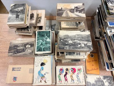 beaucoup de vieux livres sur la table