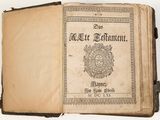 un vieux livre avec l'image d'un blason