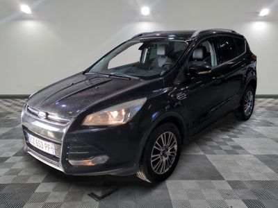 La Ford Escape noire est garée sur un sol en carrelage à damier.