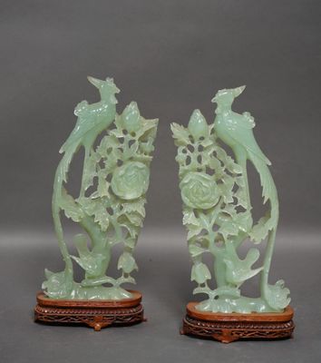 paire de figurines chinoises en jade sculpté représentant des oiseaux et des fleurs