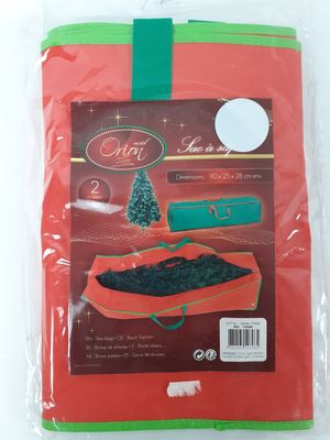 un sac rouge contenant un sapin de Noël