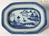 une assiette bleue et blanche avec une photo de personnes dessus