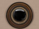 une photo d'un miroir rond entouré d'une corde