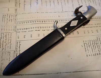 un couteau posé sur une feuille de papier