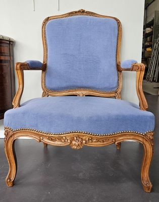une chaise bleue qui se trouve dans une pièce