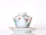 une tasse et une soucoupe posées sur une soucoupe