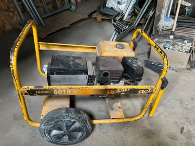 une petite machine qui se trouve dans un garage