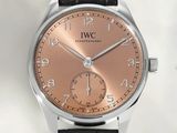 une image montrant un gros plan d'une montre-bracelet au cadran marron