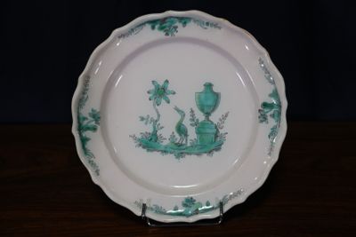 ITALIE, Fin XVIIIe Assiette à bord contourné à décor en cama…