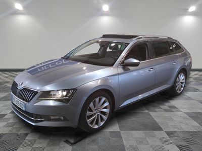 la photo d'une voiture argentée garée dans un garage