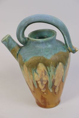 un vase bleu et vert muni d'une anse