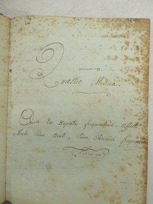 un vieux livre écrit posé sur une table