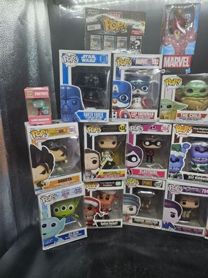il y a plein de figurines Funko Pop en vinyle dans la boîte