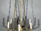 un lustre ancien en laiton à cinq branches et cinq bougies