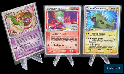 Quatre cartes Pokémon différentes sont représentées sur un fond noir.
