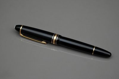 un gros plan d'un stylo posé sur une table