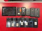 un grand nombre de téléphones portables posés sur une table