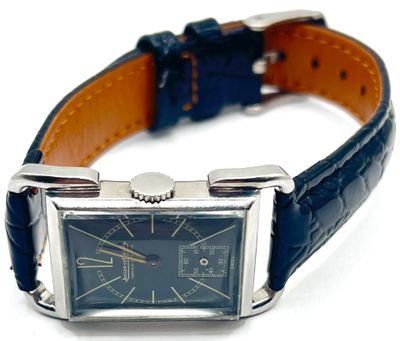 une montre avec un cadran bleu et un bracelet en cuir bleu