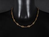gros plan d'un collier en or sur un mannequin mannequin mannequin mannequin mannequin mannequin mannequin mannequin