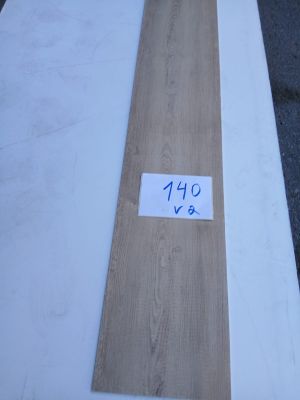 un morceau de bois posé sur une table blanche
