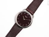une image d'un gros plan d'une montre-bracelet sur une surface blanche