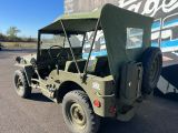 une jeep militaire garée sur le parking