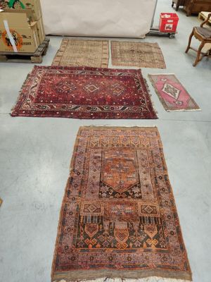 plusieurs tapis sont disposés sur le sol d'une pièce