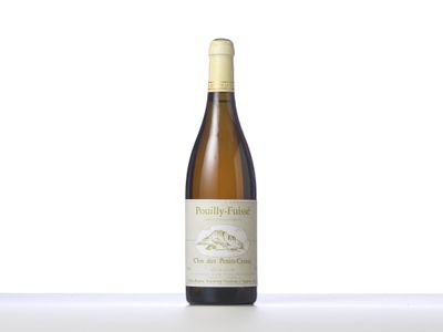 une bouteille de vin blanc posée sur une table