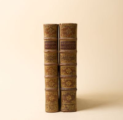 deux vieux livres posés l'un sur l'autre sur une table