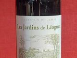 une bouteille de vin posée sur une table