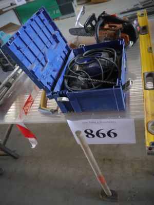 une boîte bleue posée sur une table