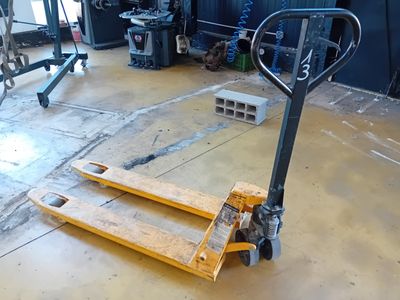 une photo d'un chariot élévateur dans un garage