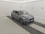 la photo d'une voiture garée dans un garage