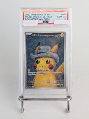 une carte à collectionner Pokémon représentant Pikachu avec un chapeau