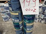 Deux pots de peinture sont empilés l'un sur l'autre, avec une étiquette de prix accrochée dessus.