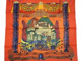 un foulard en soie orange orné d'une illustration représentant un palais
